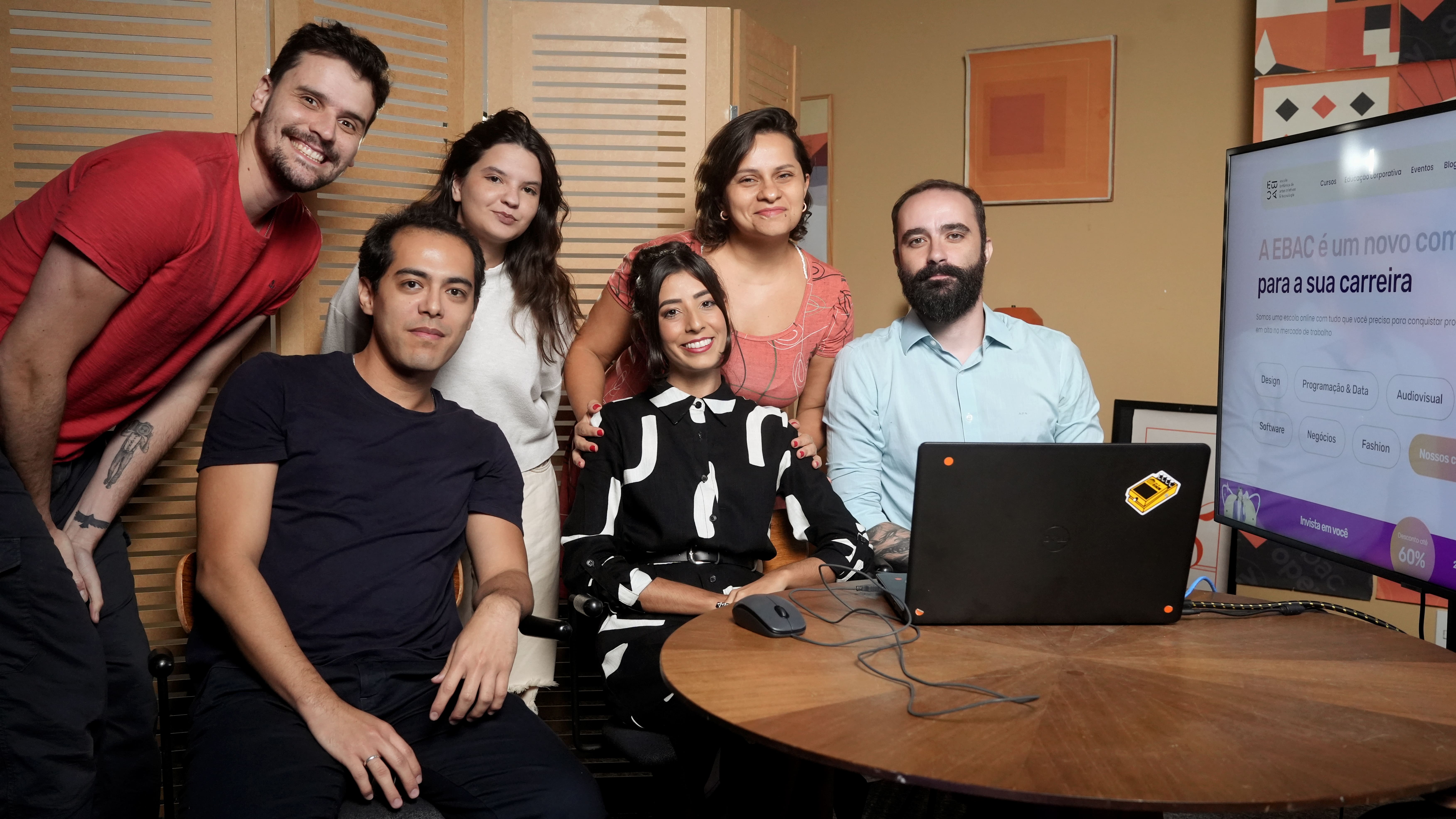 Time que inspira: por trás de cada produção de sucesso, há uma equipe com brilho nos olhos e talento nas mãos.