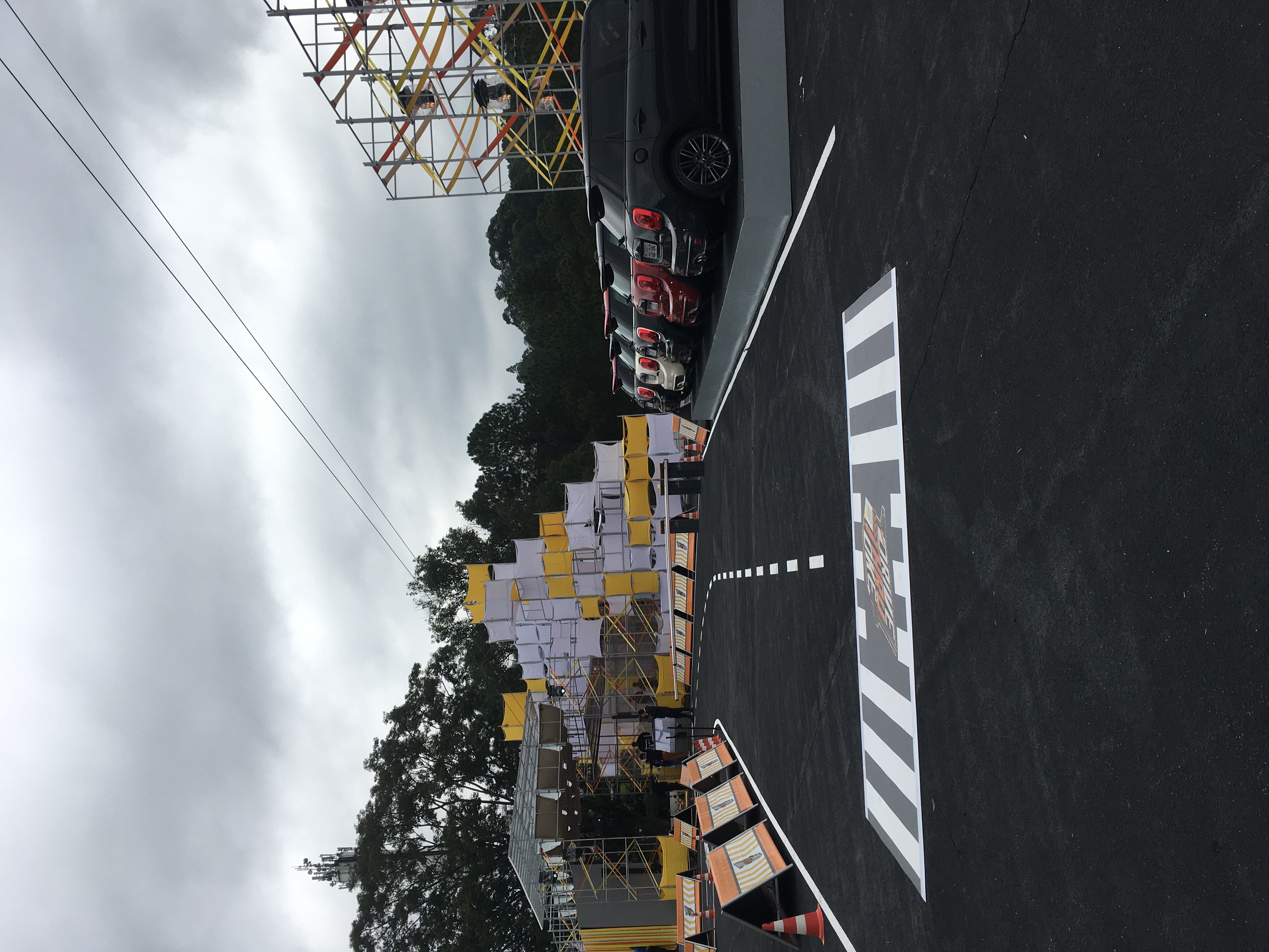 O palco está pronto, os motores silenciosos guardam segredos de velocidade.