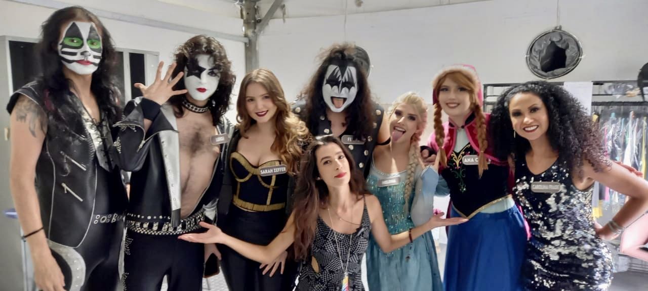 Quando o palco chama, viramos lenda. Do rock ao conto de fadas — somos todos protagonistas da diversão!