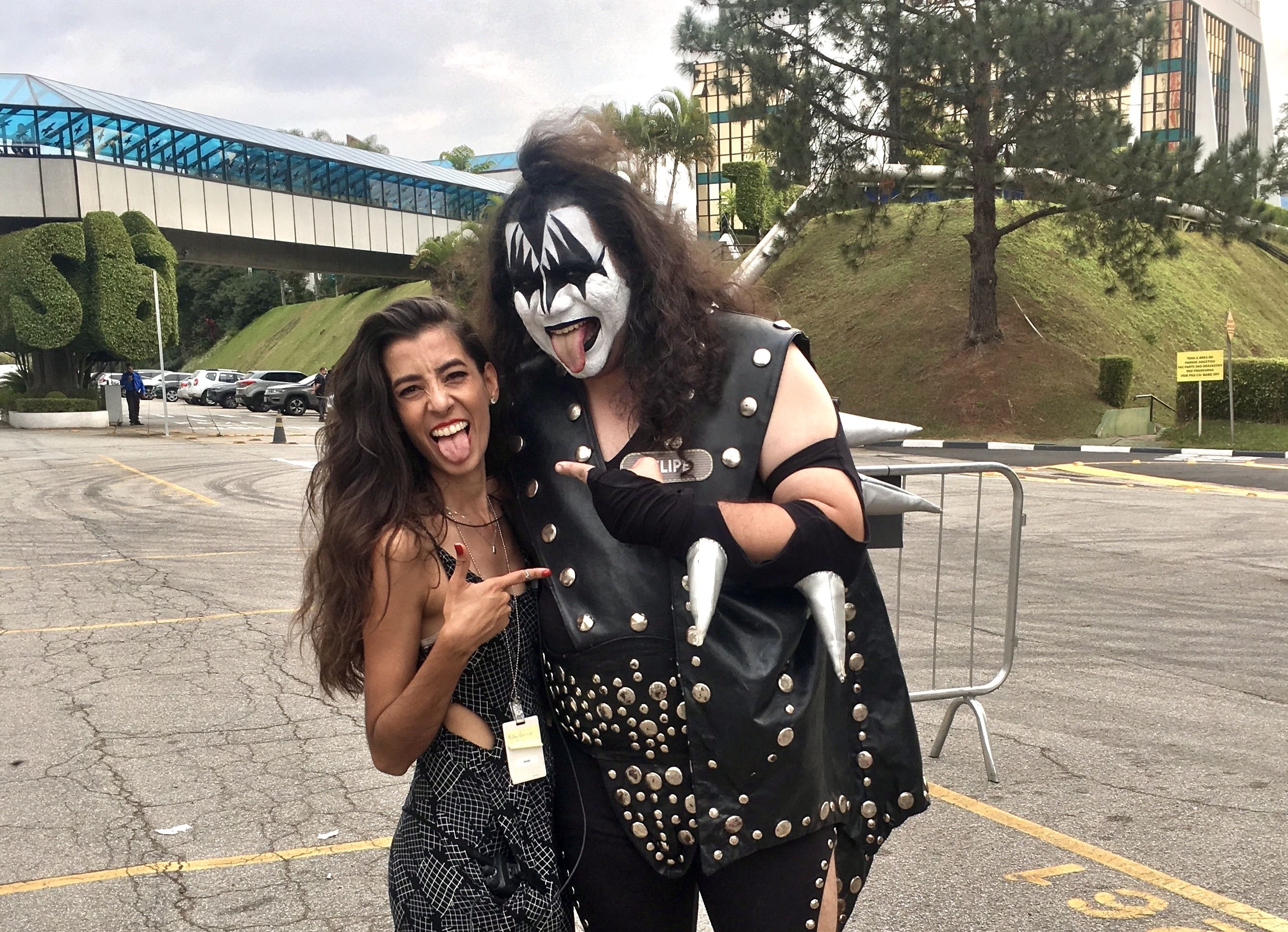 A vibe é de show e a produção não fica atrás, porque aqui o ritmo não para.