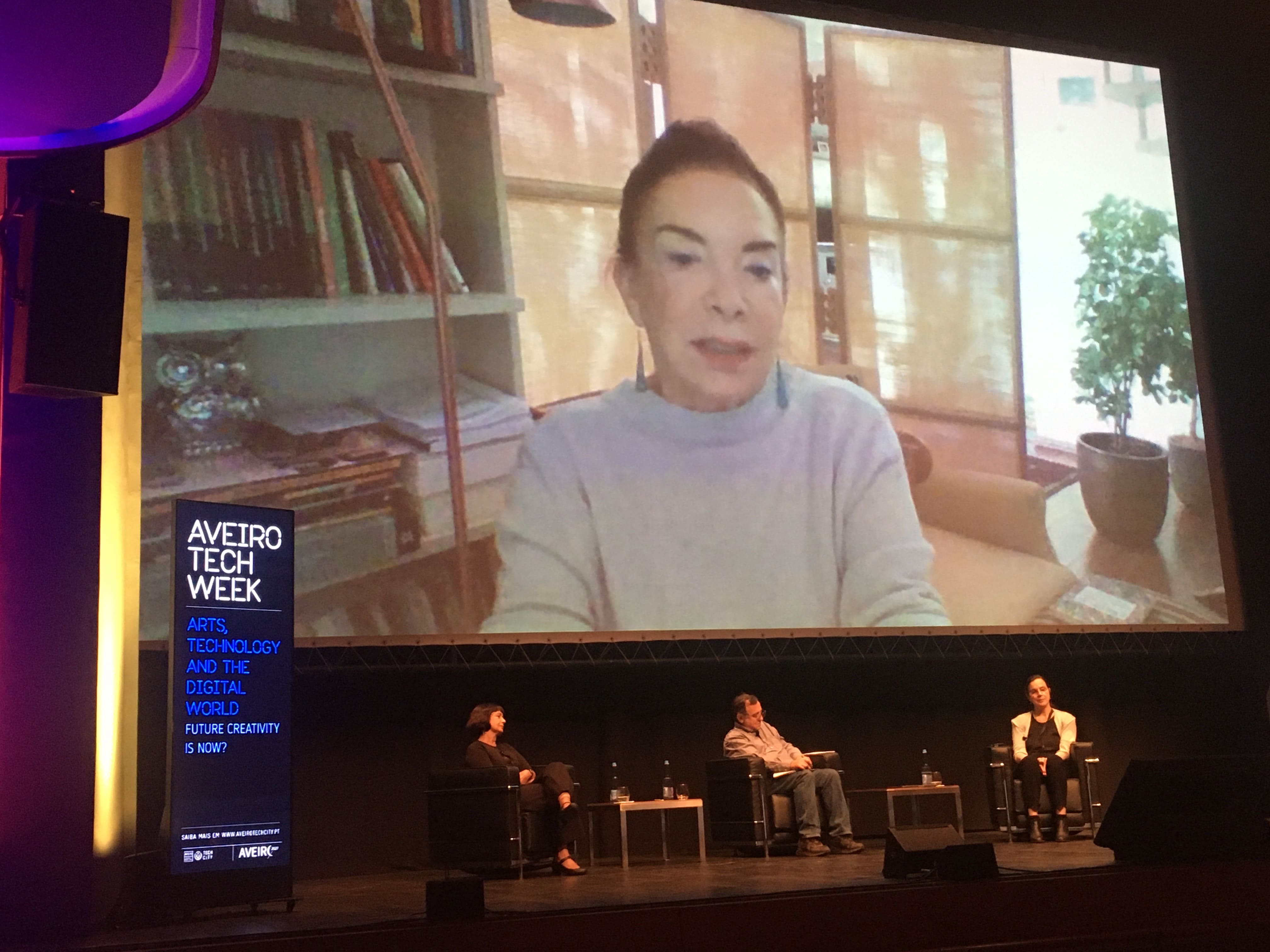 Conexões Virtuais, Debates Reais: A palestra de Lúcia Santaella sobre desinformação.