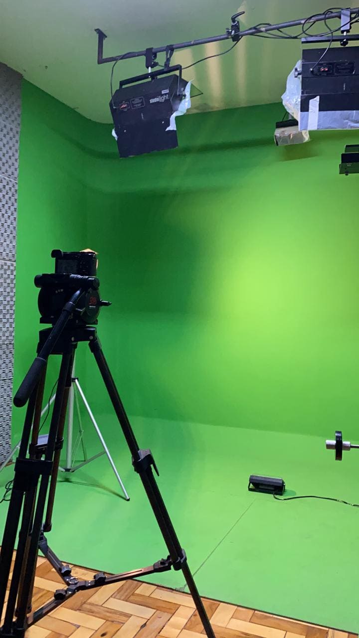 Diante de um fundo verde, qualquer realidade pode ser criada, o futuro da narrativa visual e digital começa aqui.