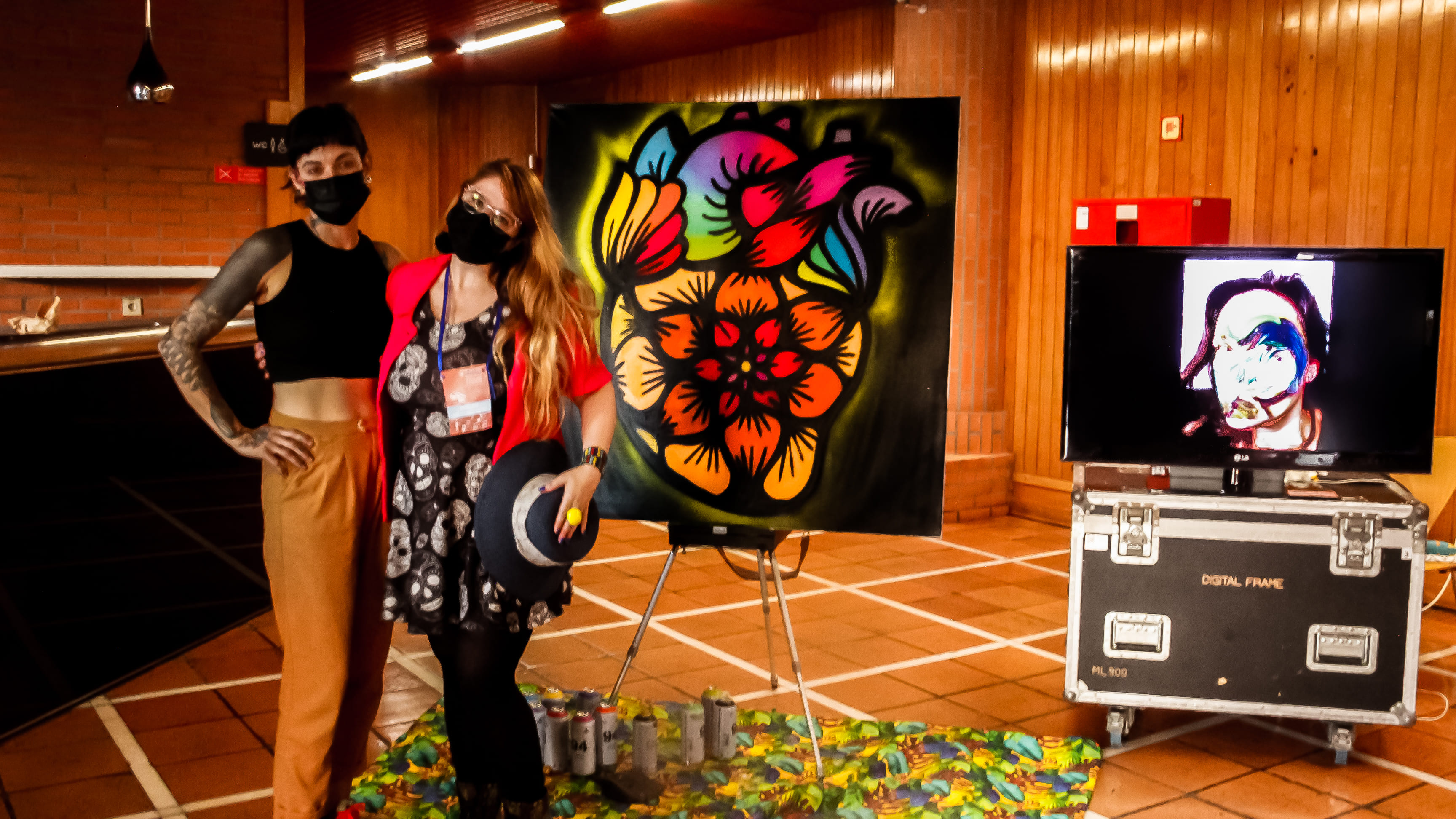 Entre sprays e sorrisos mascarados: a arte digital e urbana floresce viva como resistência e cor.