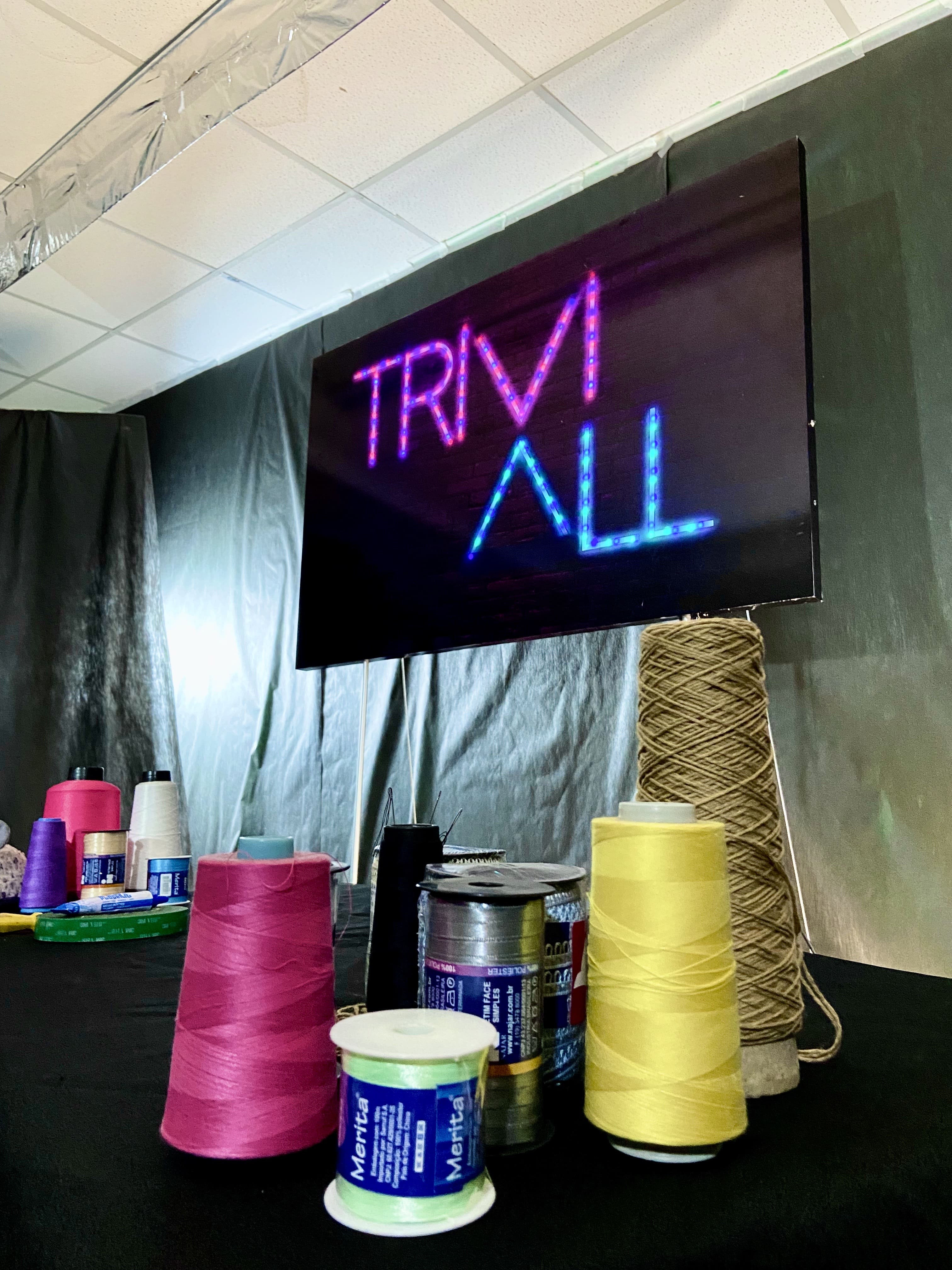Linhas e cores revelam o fio condutor do TriviAll.